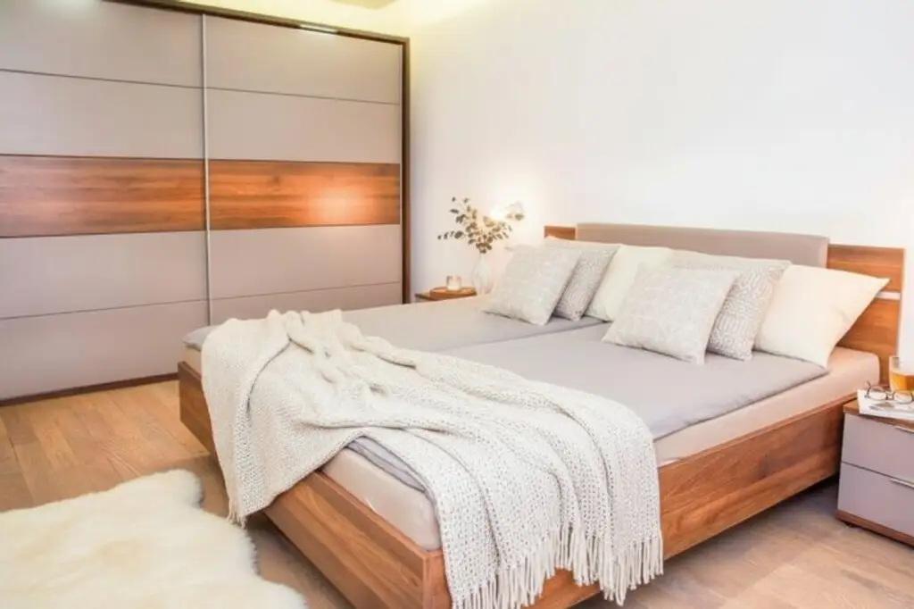 Nähe U6 "NIEDERHOFSTRASSE" & MEIDLINGER MARKT: komplett hofseitige 3-Zimmerwohnung