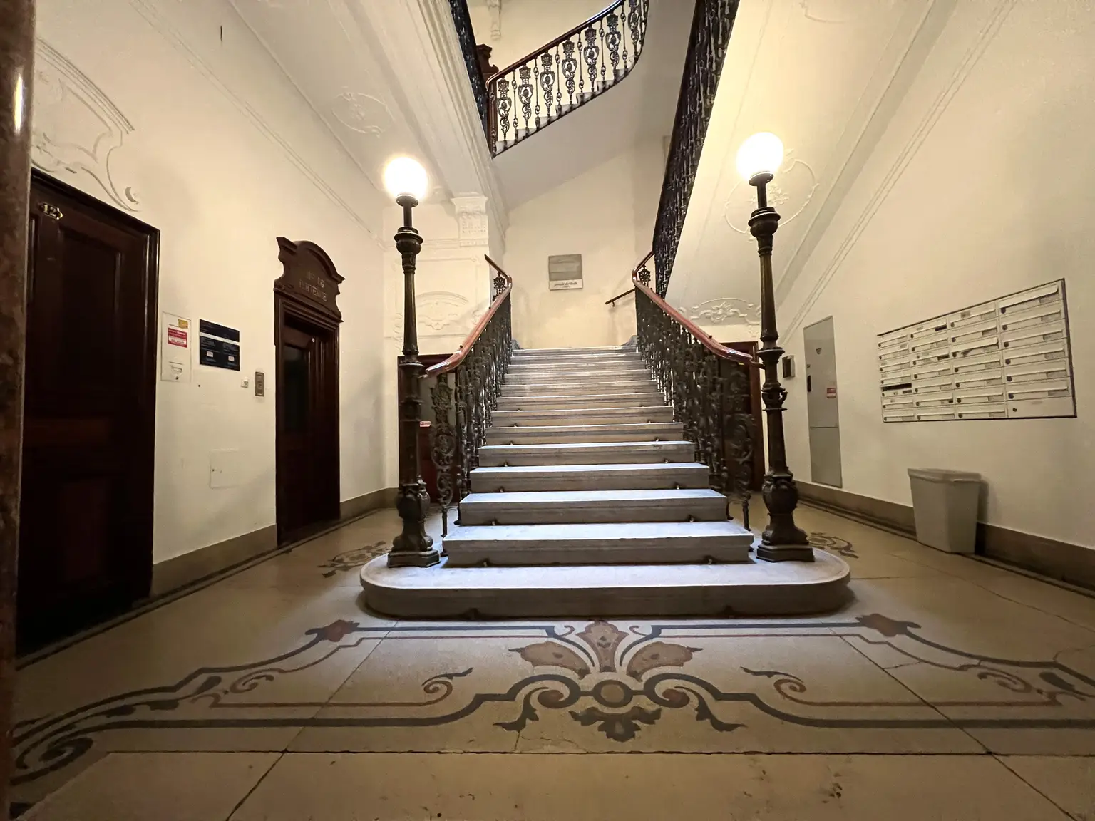 Stilvolle 6-Zimmer Wohnung im repräsentativen Haus