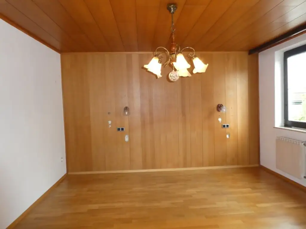 PRIVATSPHÄRE: KLEINES HAUS  mit ENTZÜCKENDEN GARTEN, Garage und Lagerräume - NÄHE BAHNHOF