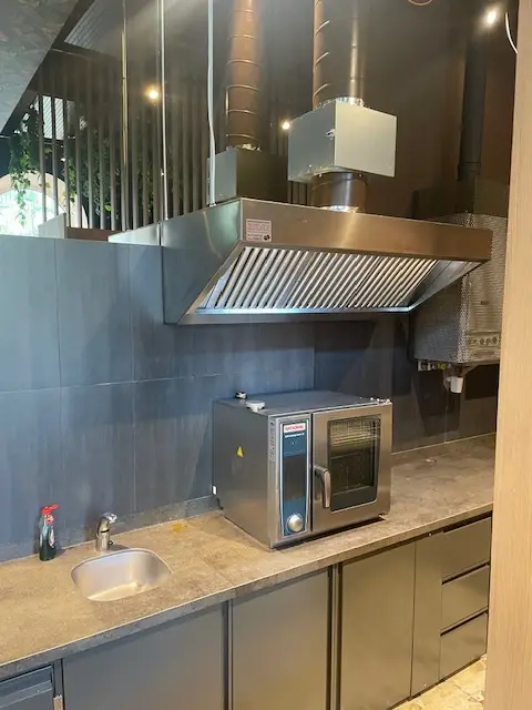 Neu adaptiertes Cafe Konditorei Restaurant auf frequentiertem zentralen Hauptplatz im 2. Bezirk