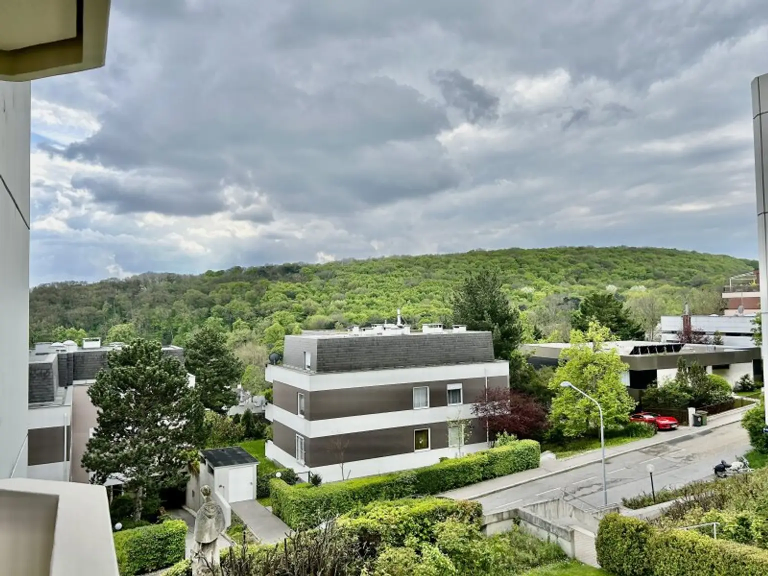 Hochwertige 4 Zimmer Wohnung - Pool, Wellnessbereich - 2 Garagenplätze - atemberaubender Ausblick