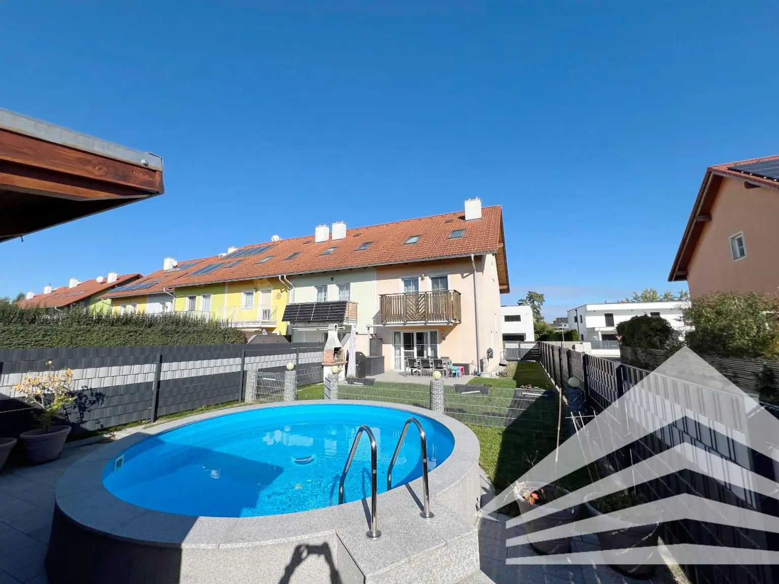 Großzügiges Eckreihenhaus mit Garten & Pool in toller Siedlungslage! 360° Rundgang online!