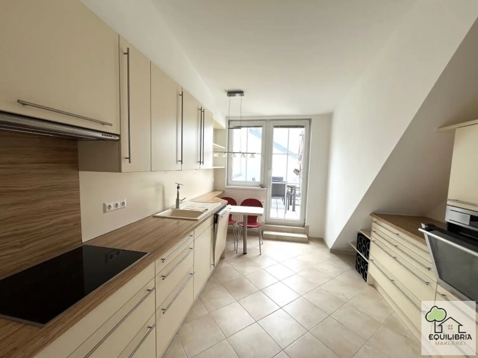 Traumhafte DG-Wohnung im Zentrum von Klosterneuburg -  57m2 große  Dachterrasse - Gekühlt  - Garage - Gartennutzung!