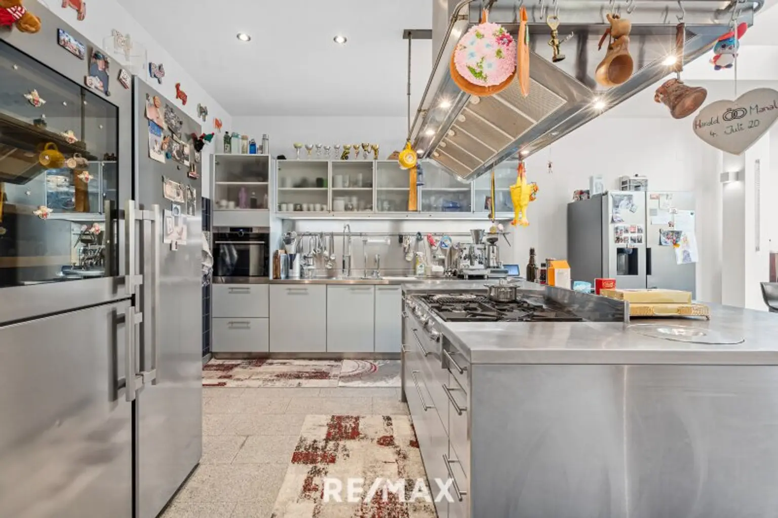 Küche mit Kochinsel, offen zu Wohnbereich