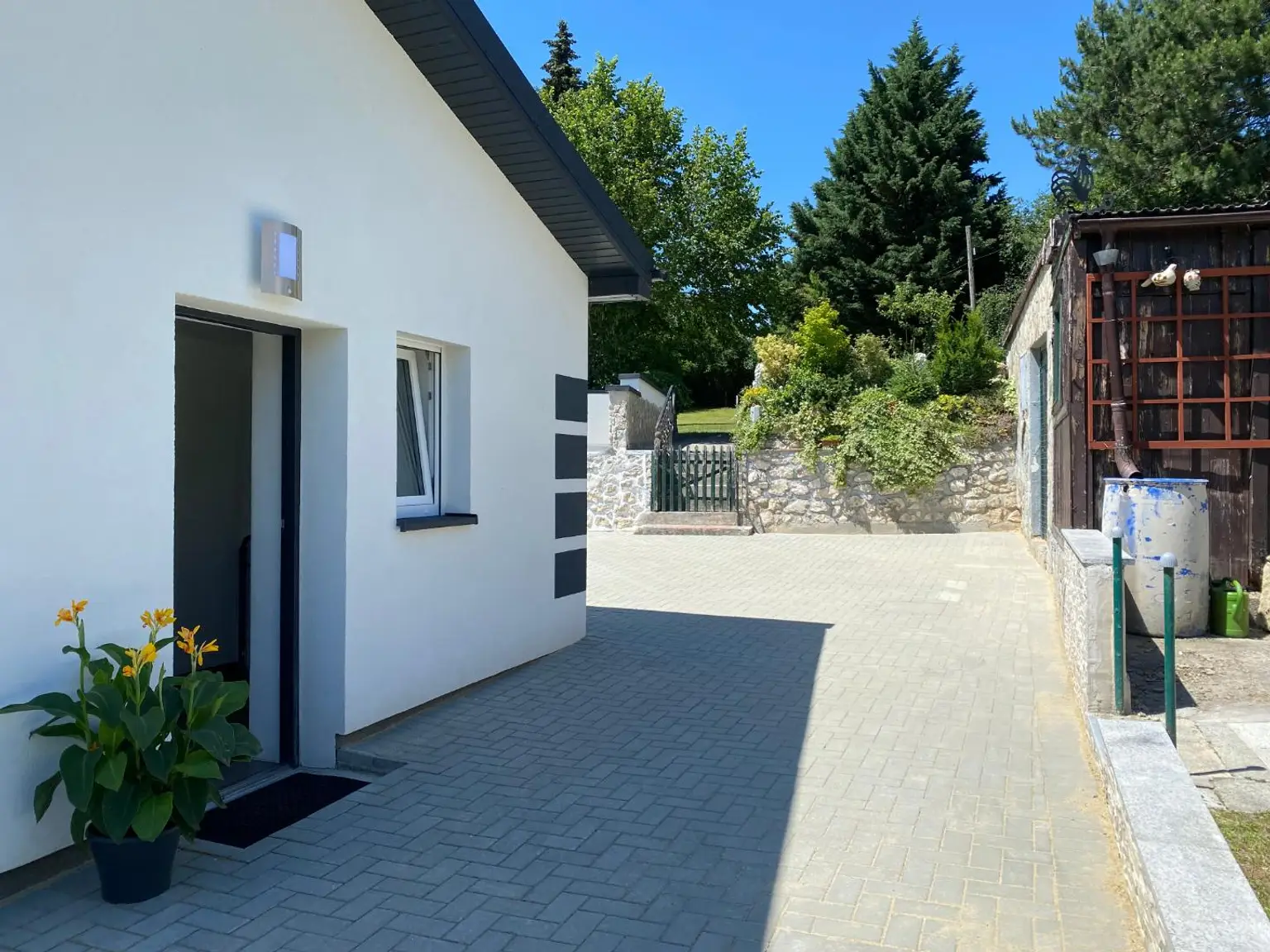 Hübsches Landhaus mit wunderbarem Garten zu vermieten!