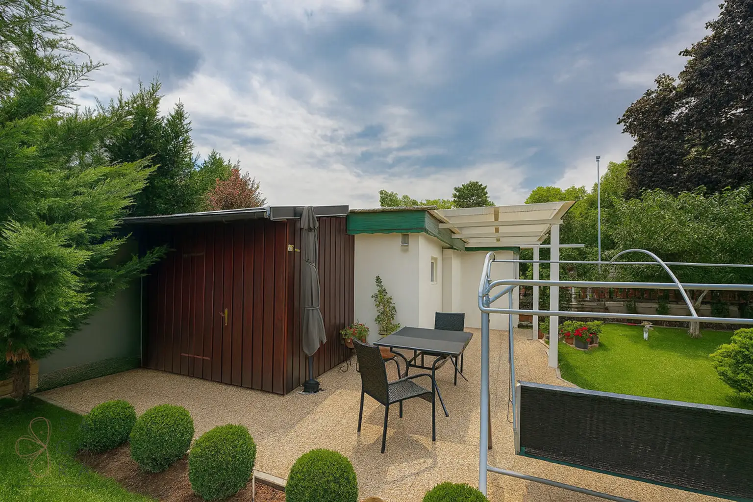 Charmantes Einfamilienhaus mit Einliegerwohnung, Garten und Garage – vielseitig nutzbar