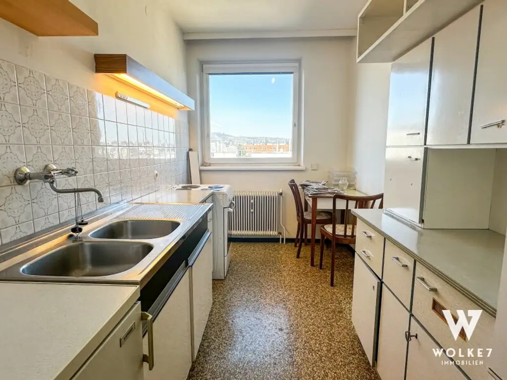 Lichtdurchflutete 2 Zimmer-Dachgeschosswohnung mit viel Potential und Cobenzl-Blick