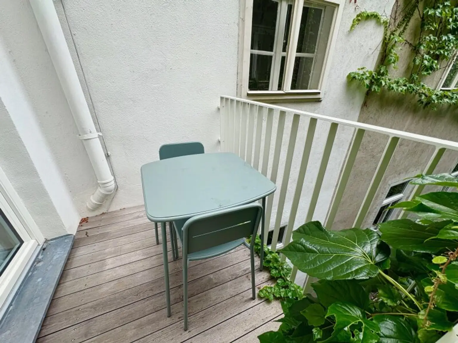 TRAUMHAFTE KLIMATISIERTE ALTBAUWOHNUNG MIT 2 BÄDERN UND BALKON - MÖBEL OPTIONAL