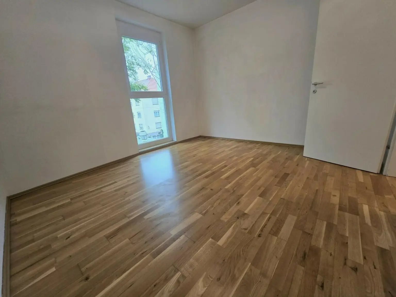 Schöne sonnige Zweizimmerwohnung mit Balkon und zugeordnetem PKW-Stellplatz!