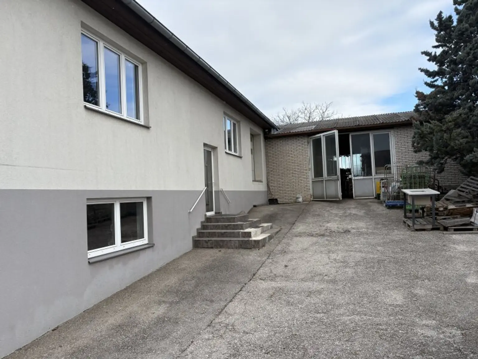 GEWERBEOBEKT MIT RENDITE-MÖGLICHKEIT: BÜRO - LAGER - WERKSTATT - STELLFLÄCHEN