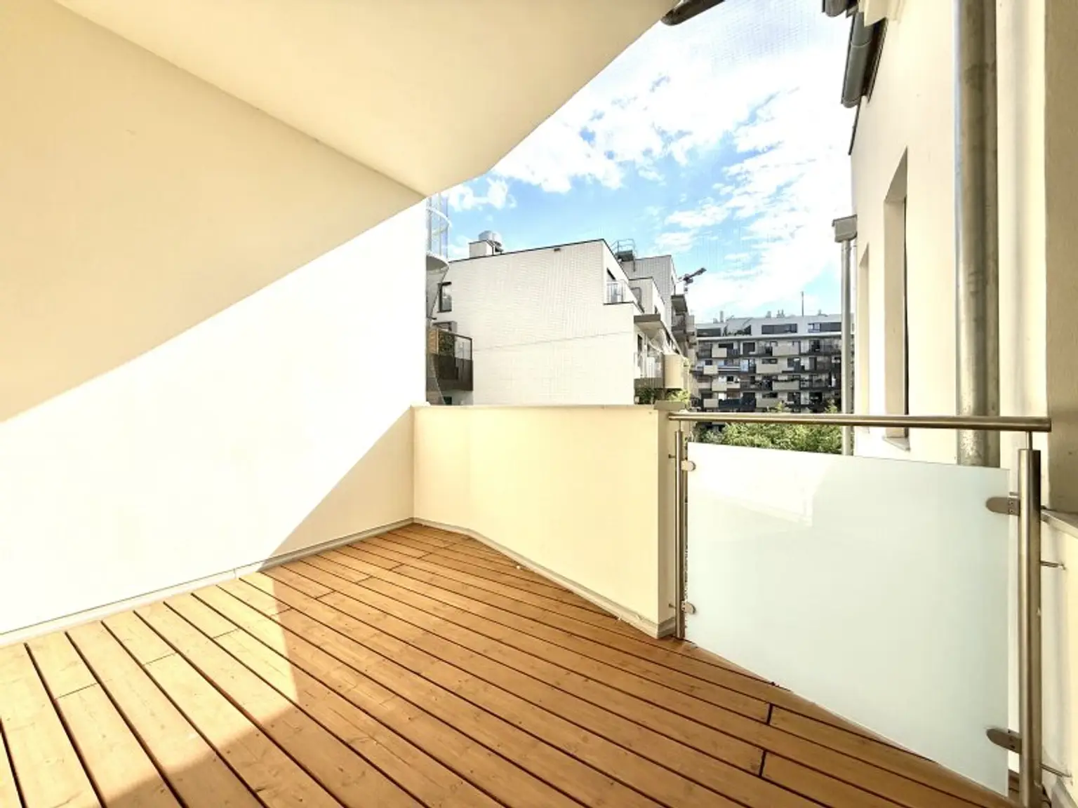 Großzügige vollsanierte Altbauwohnung mit Loggia I Belvedere & Schweizergarten Nähe I Barrierefreier Zugang mit Lift I Fischgrätparkett & Fußbodenheizung I perfekte öffentliche Anbindung