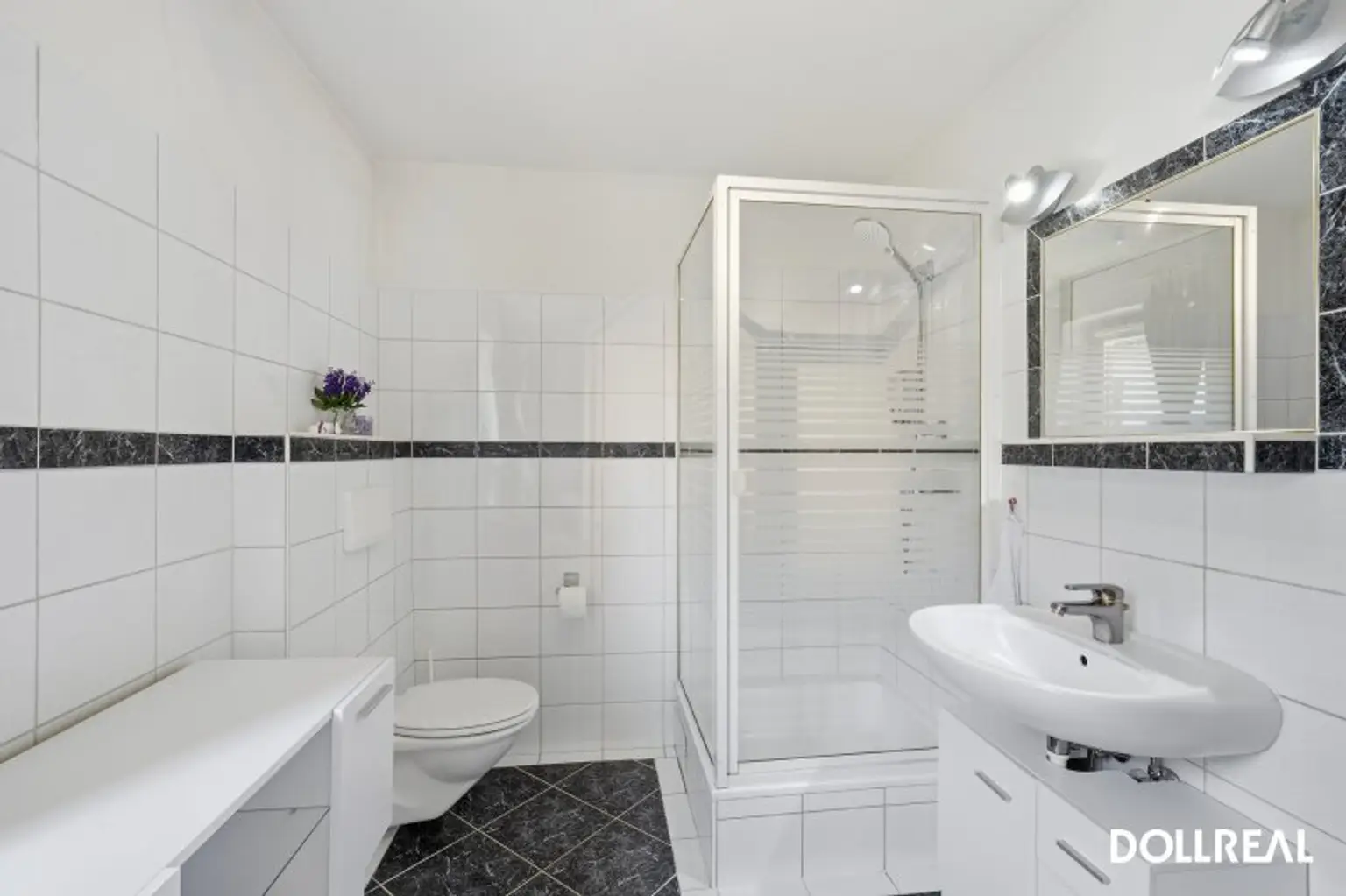 1.OG: Bad/WC mit Fenster, Dusche & Badewanne