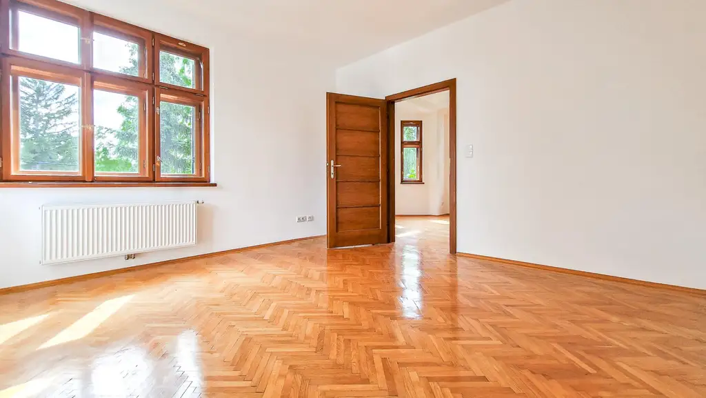 Grüne Oase in Prestige-Lage, Stilvilla mit ca. 1.600 m² Grund, Gästehaus, 2 Garagen und großem Pool