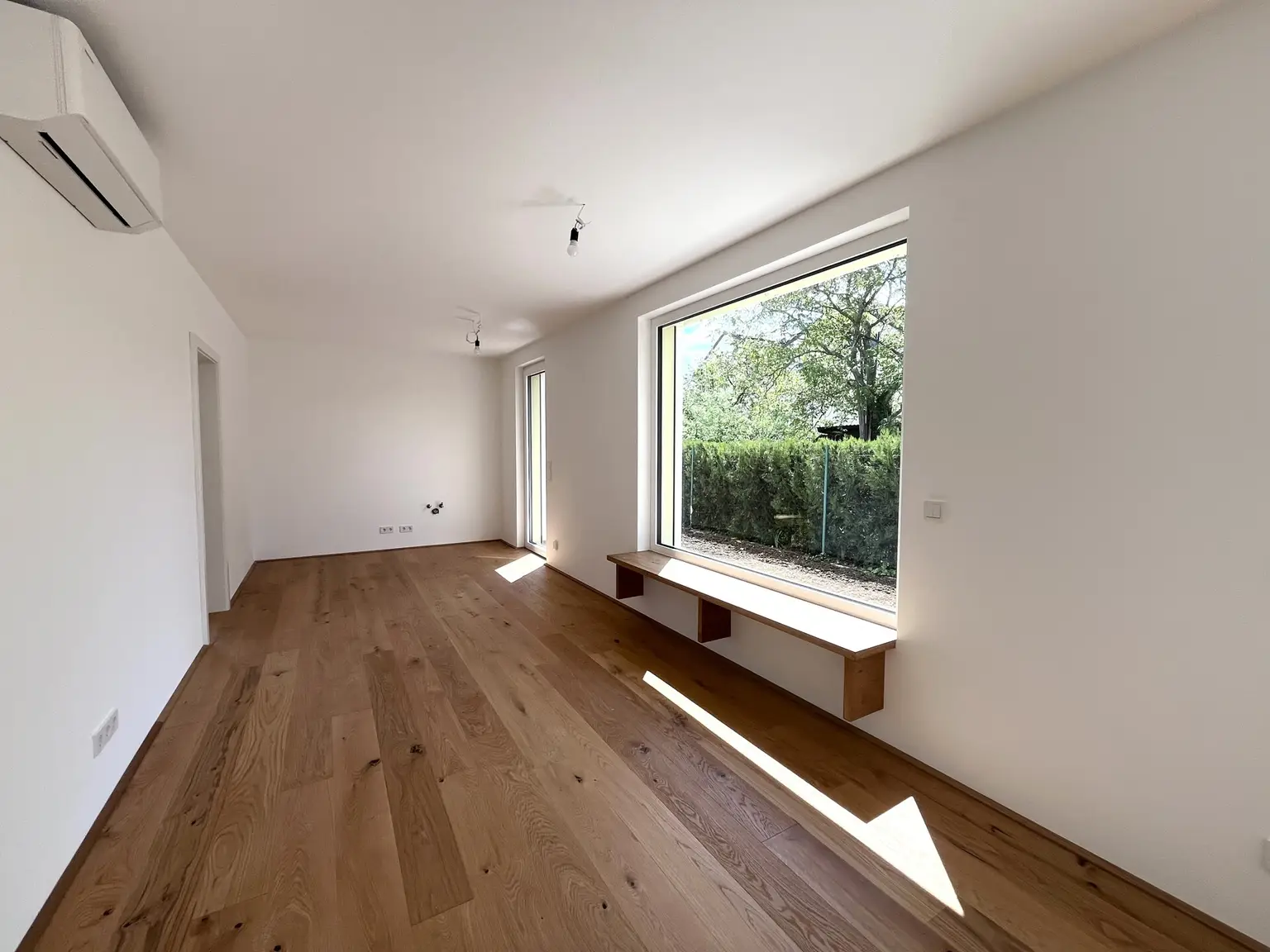 Wohnzimmer mit offener Küche