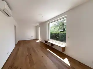 Wohnzimmer mit offener Küche