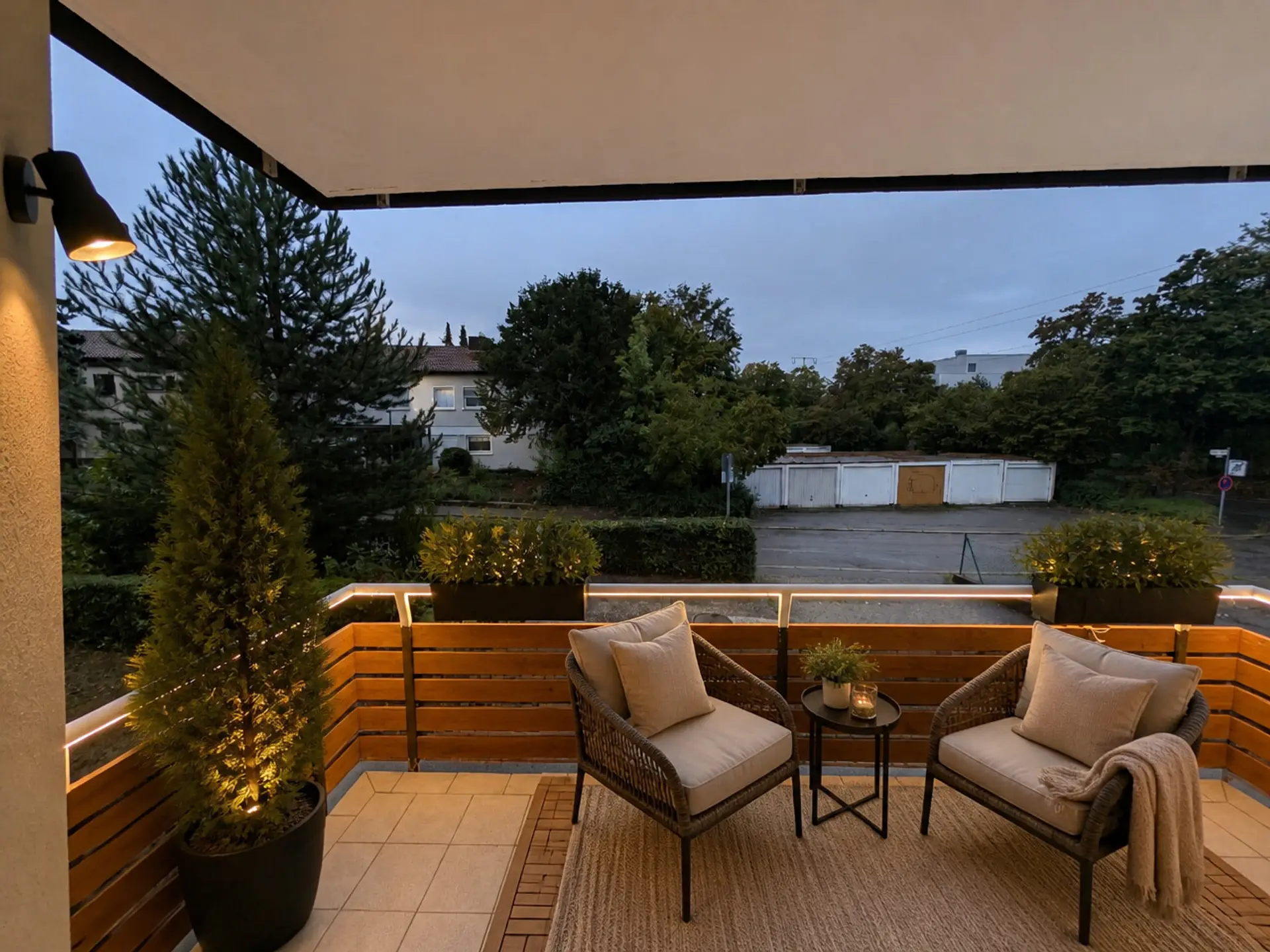 Südwest-Balkon möbliert