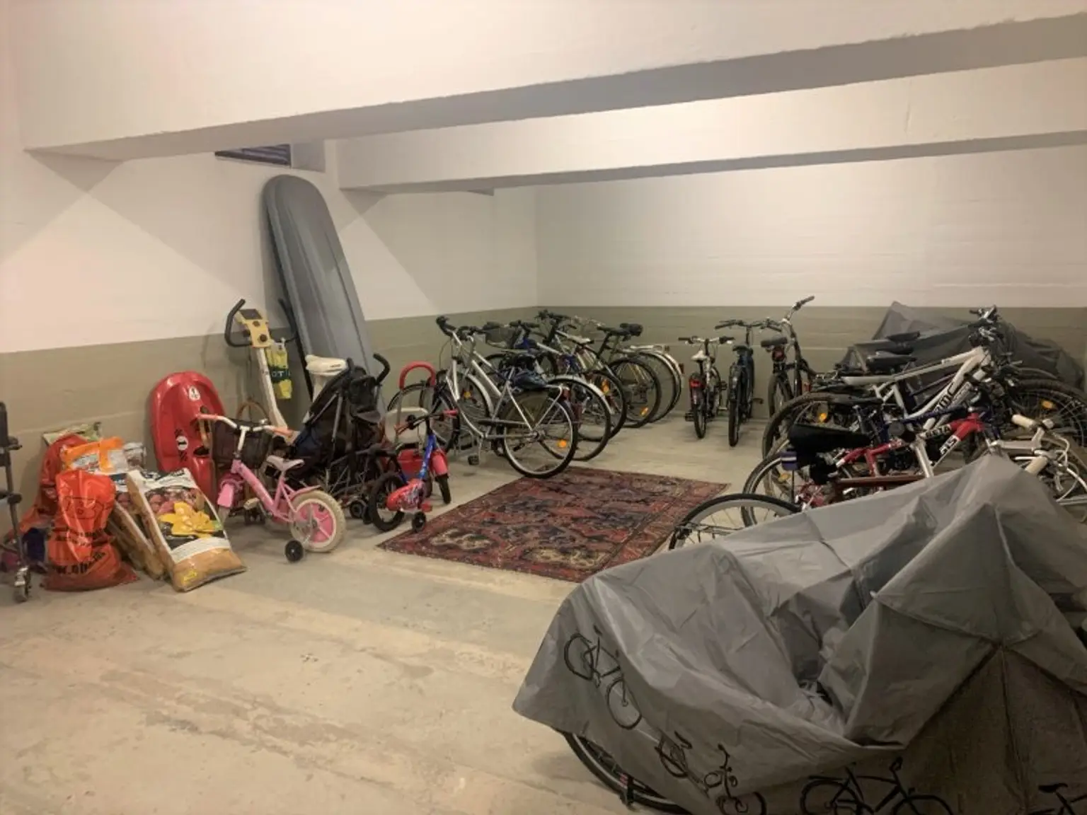 Fahrrad- und Kinderwagenraum