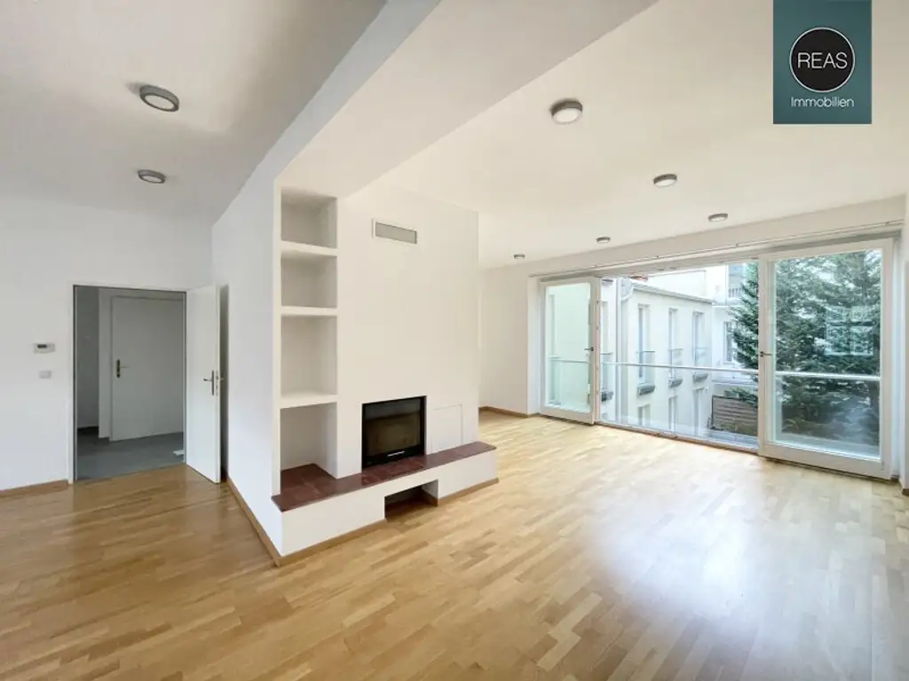 Provisionsfrei: Wunderschönes Apartment mit ruhiger Balkon-Terrasse bei der Orangerie Schönbrunn!