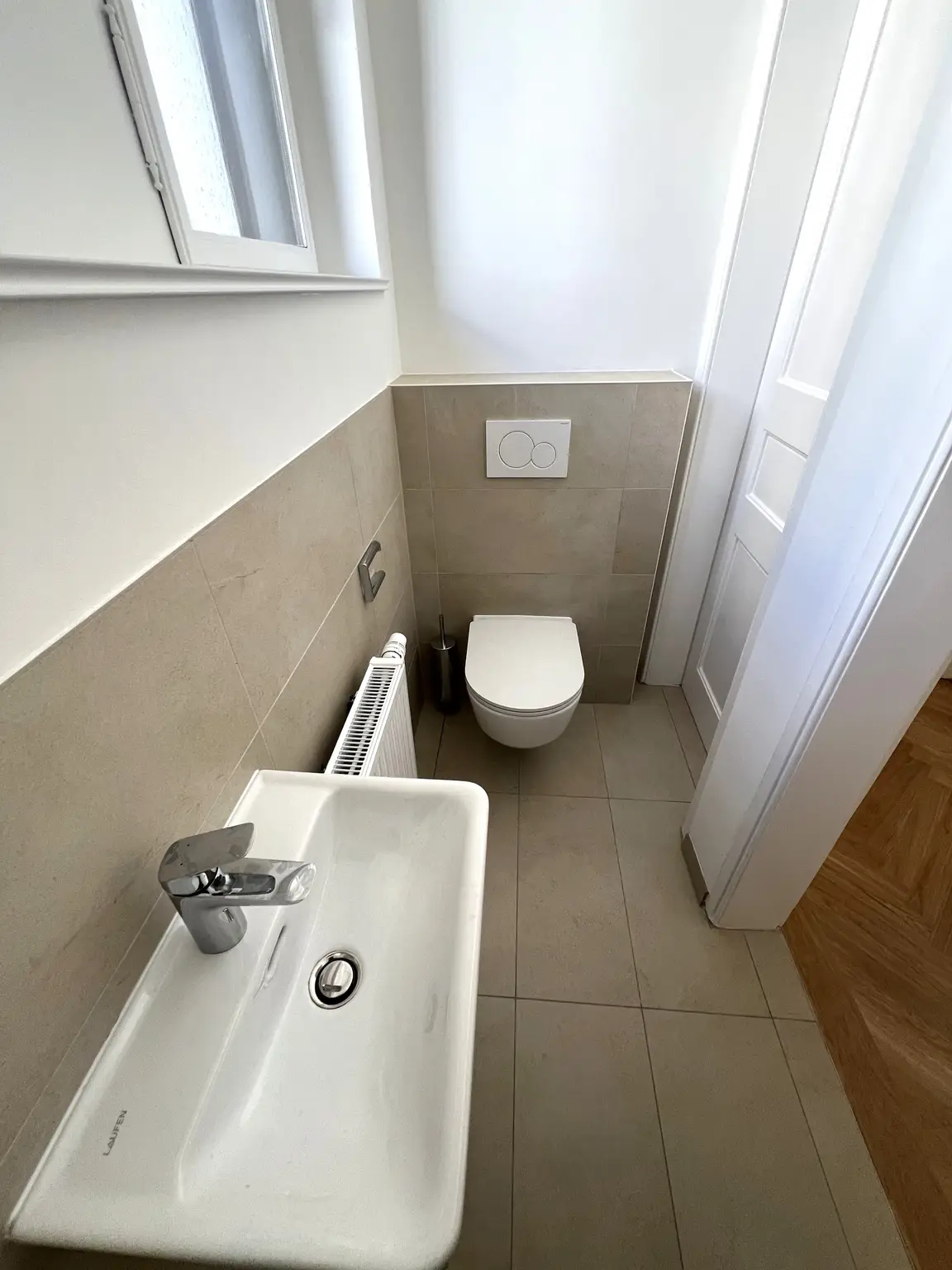 ERSTBEZUG NACH GENERALSANIERUNG: Einzigartige helle Altbauwohnung mit Stuckdecken in ruhiger Lage und einem kleinen Balkon