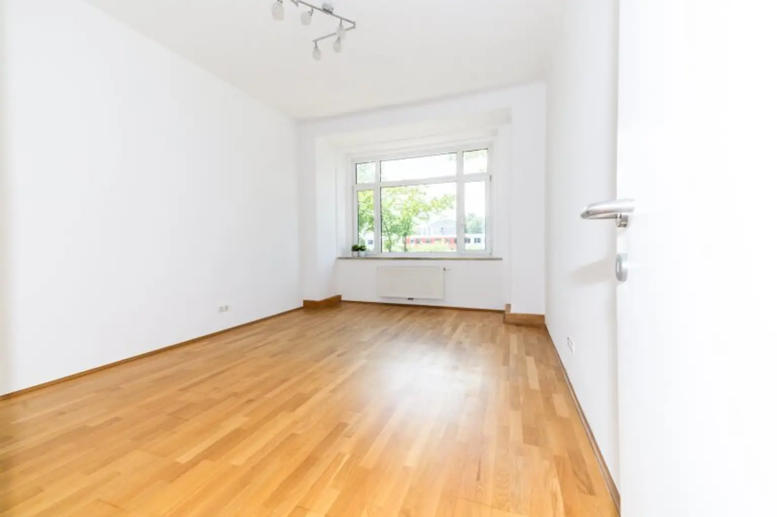 ZEITGEMÄSSES WOHNEN I MODERNE AUSSTATTUNG I HOCHWERTIGE KÜCHE I KLARE LINIEN UND ELEGANTE RAUMAUFTEILUNG I PROJEKT WOHNEN