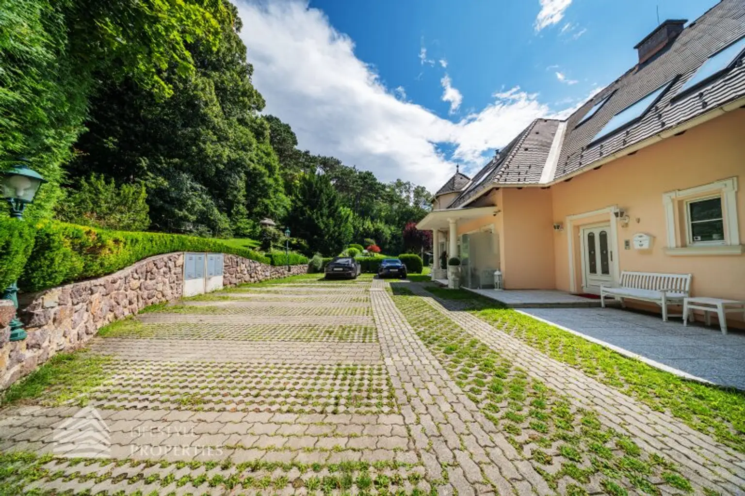 Beeindruckende Villa mit gepflegten Garten und Pool