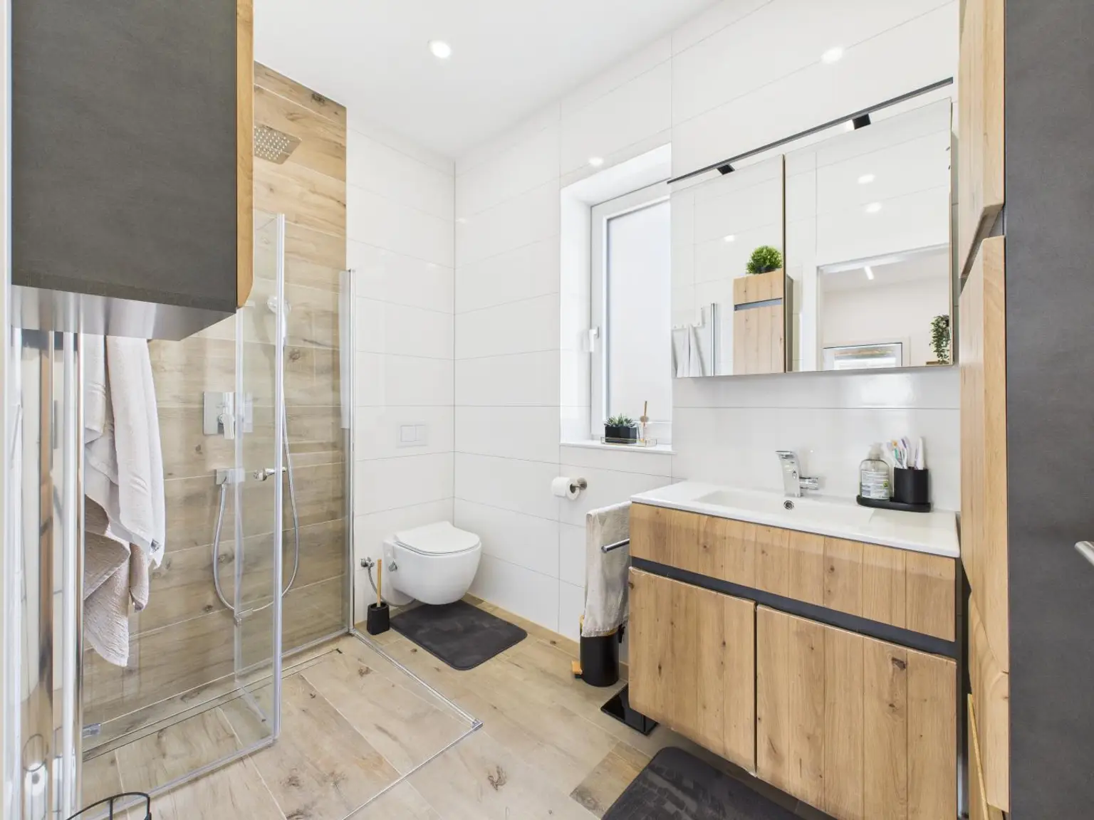 Kernsaniertes Anlageobjekt mit großzügigen Büroflächen und Wohneinheiten in 4050 Traun