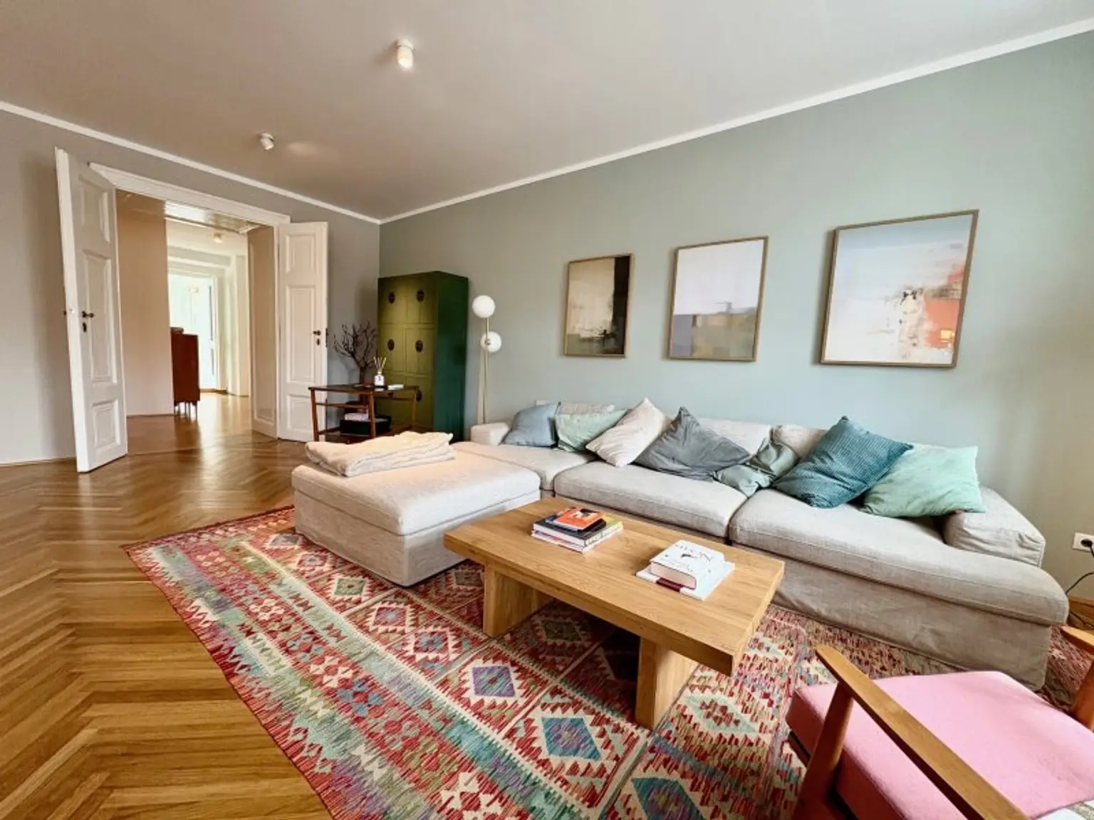 TRAUMHAFTE KLIMATISIERTE ALTBAUWOHNUNG MIT 2 BÄDERN UND BALKON - MÖBEL OPTIONAL