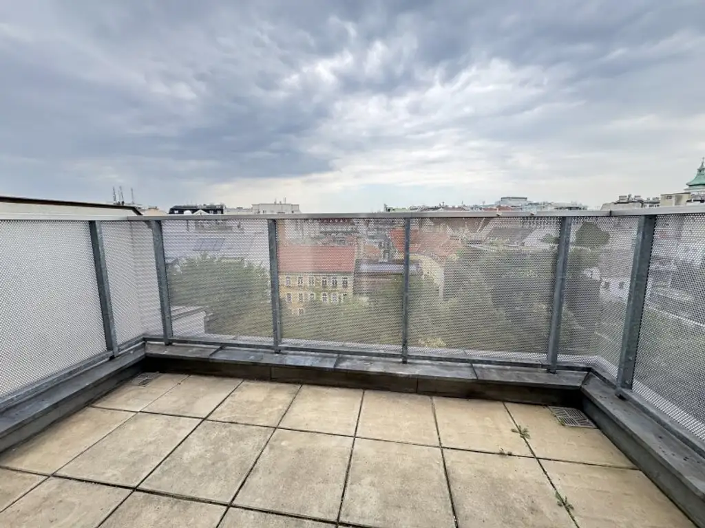 Exklusive Dachgeschoßwohnung mit Terrasse beim Stadtpark - Ab sofort verfügbar!