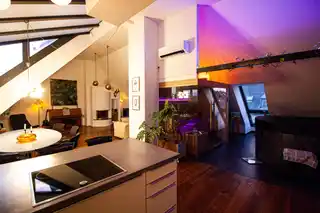 Wohnzimmer und Badezimmer bei Abend
