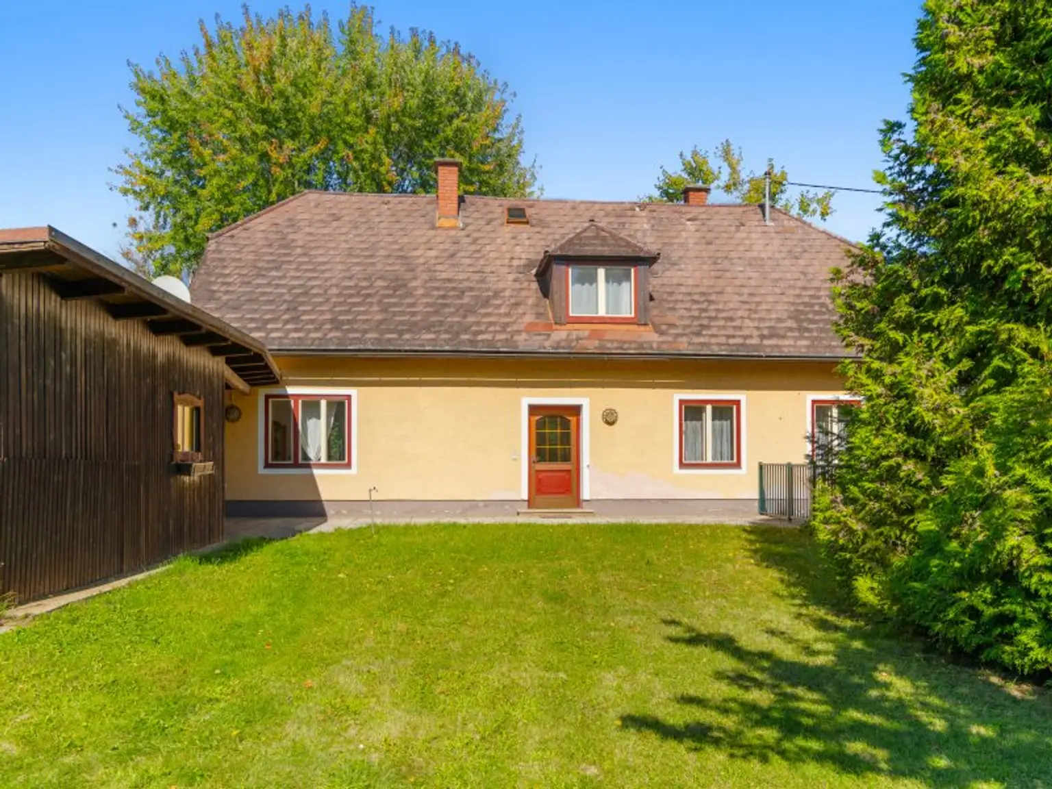Älteres nettes 150m² Einfamilienwohnhaus mit Doppelcarport in Brückl - Super Infrastruktur