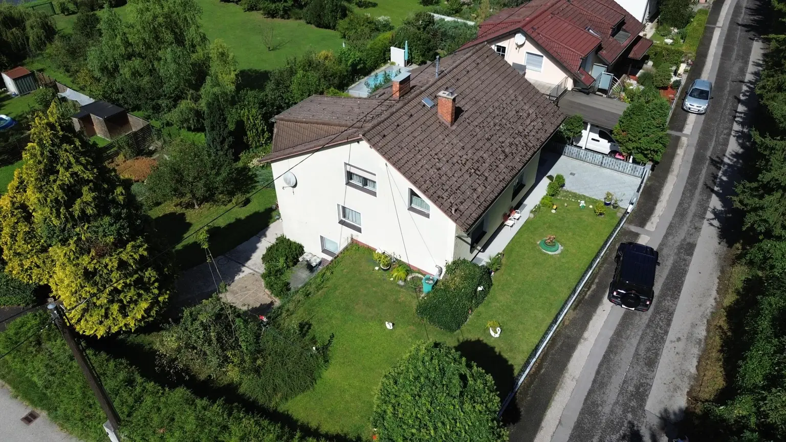 2 bis 3 Familienhaus mit Vollkeller,    mit  4 Garagen, Brunnen/Werkstatt  - 2 Zufahrten