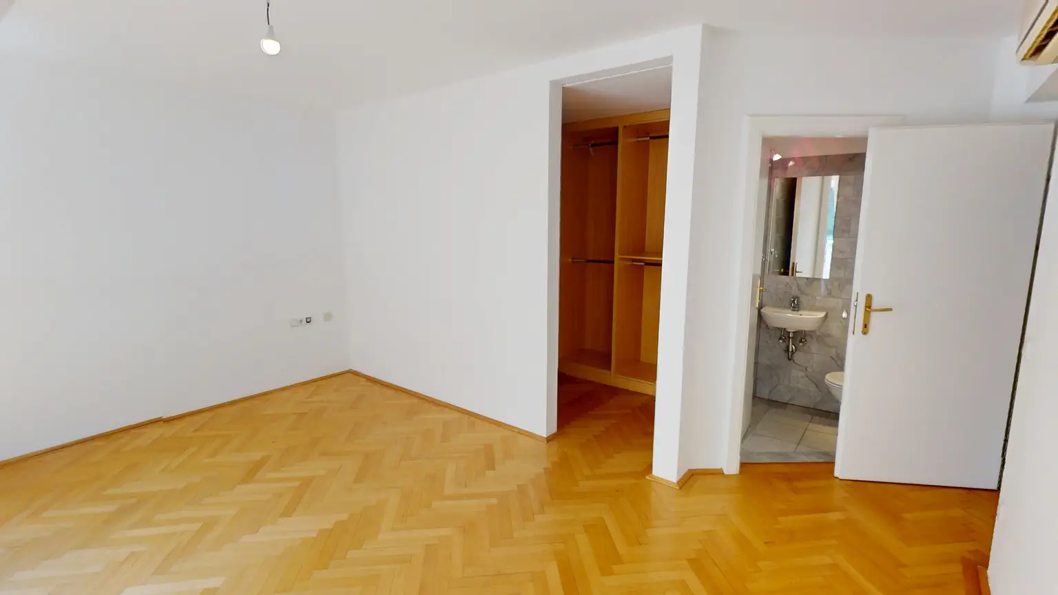 Elegante Dachgeschosswohnung mit Gartenblick, Terrassen und Garage
