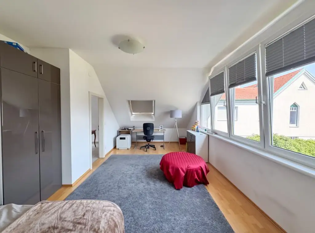 Einfamilienhaus mit Pool, Sauna & Wohnkeller auf Eigengrund in Toplage von Baden bei Wien