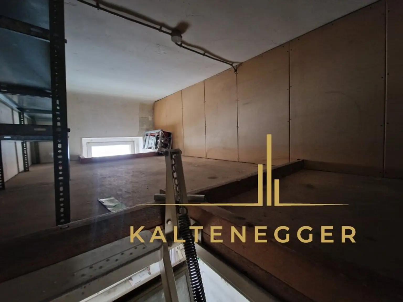 zusätzlich eingebauter Stauraum an der Decke im Zimmer mit ca. 12 m²