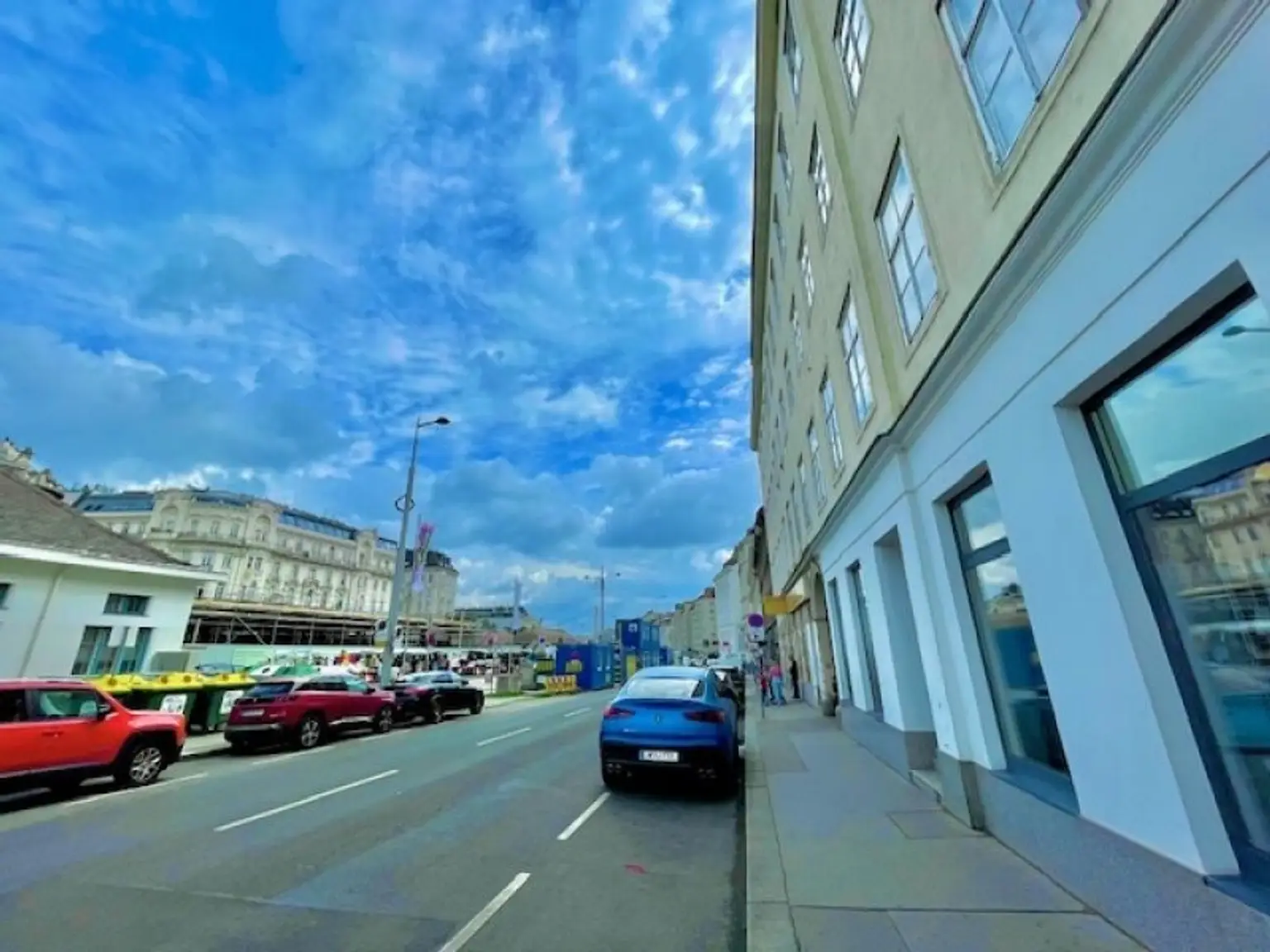 INNENSTÄDTISCHE - 3-Zimmer WOHNUNG -RENOVIERUNGSBEDÜRFTIG- mit sehr viel Potenzial - in Top Lage Wiens beim NASCHMARKT - Nähe KARLSPLATZ!