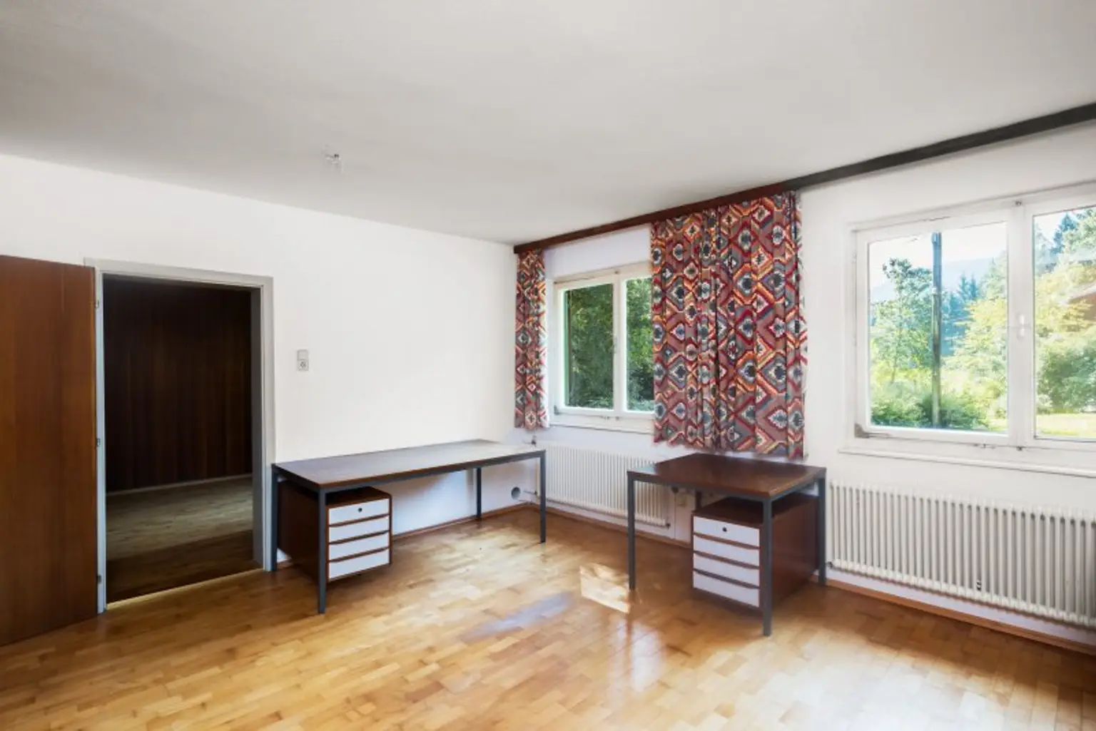 Ehemaliges Forsthaus mit Wirtschaftsgebäuden, allein und ruhig im Wald gelegen.