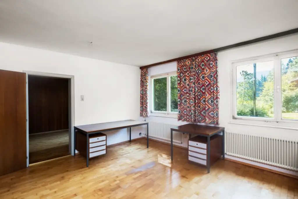 Ehemaliges Forsthaus mit Wirtschaftsgebäuden, allein und ruhig im Wald gelegen.