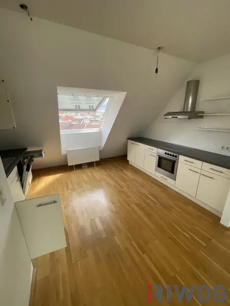 **ZENTRALE DACHGESCHOSSWOHNUNG INKL. TERRASSE**INNENHOFLAGE**2 ZIMMER**EINBAUKÜCHE**ecke Naschmarkt