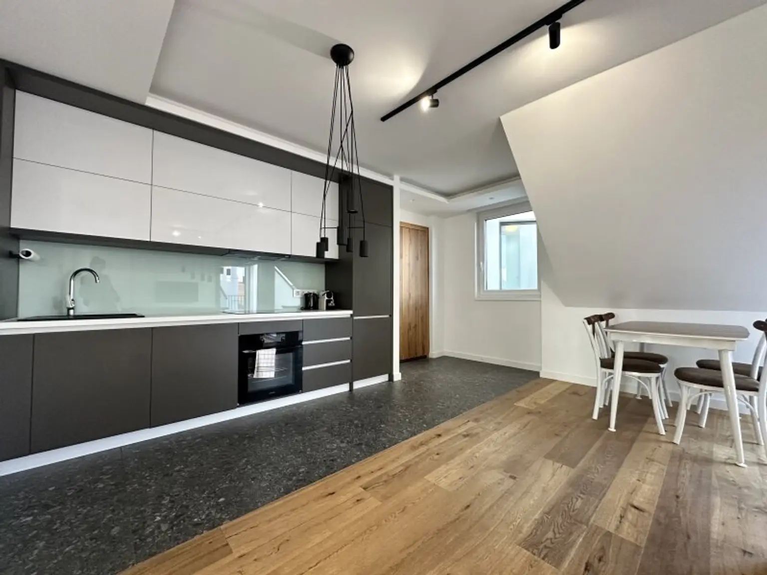 MÖBLIERTE WOHNUNG MIT BALKON - MODERNSTE AUSSTATTUNG