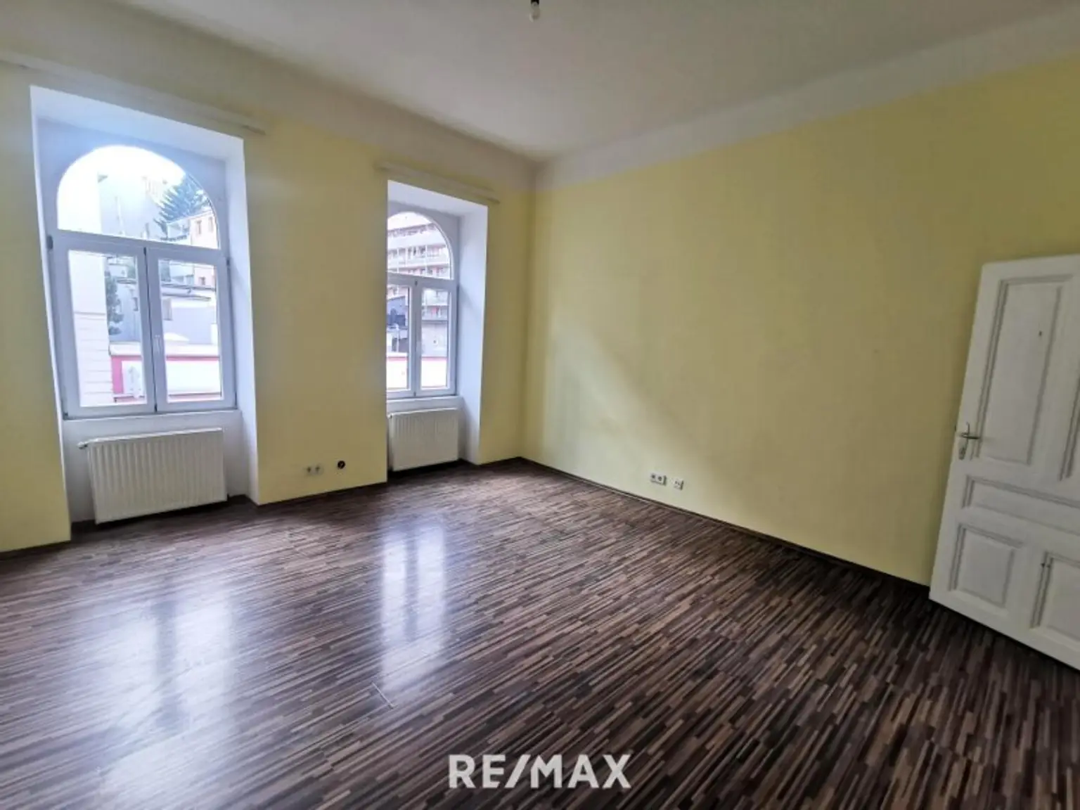 1 Zimmer Wohnungen, 2 Stück im gleichen Haus, zum sanieren. Im 1. Stock mit Aufzug.