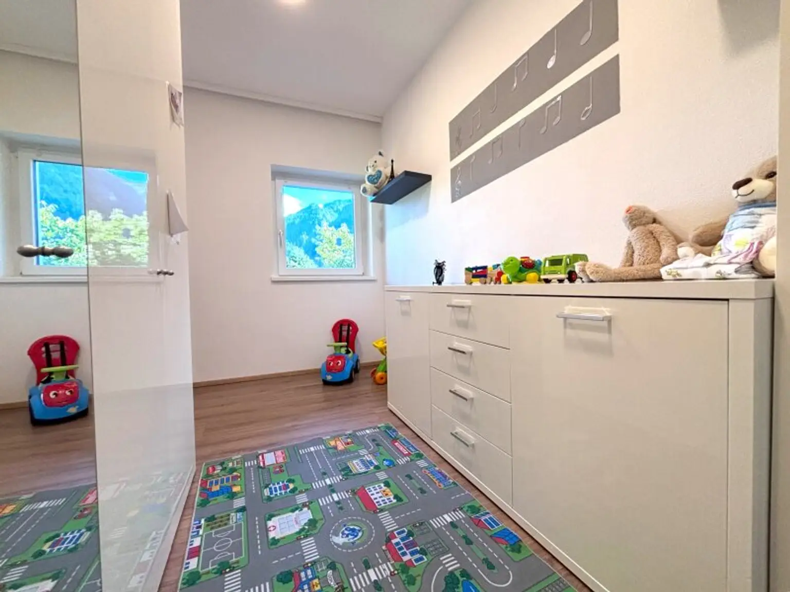 Schlitters: Kernsanierte Dachgeschosswohnung mit Südbalkon, Garten und traumhafter Aussicht