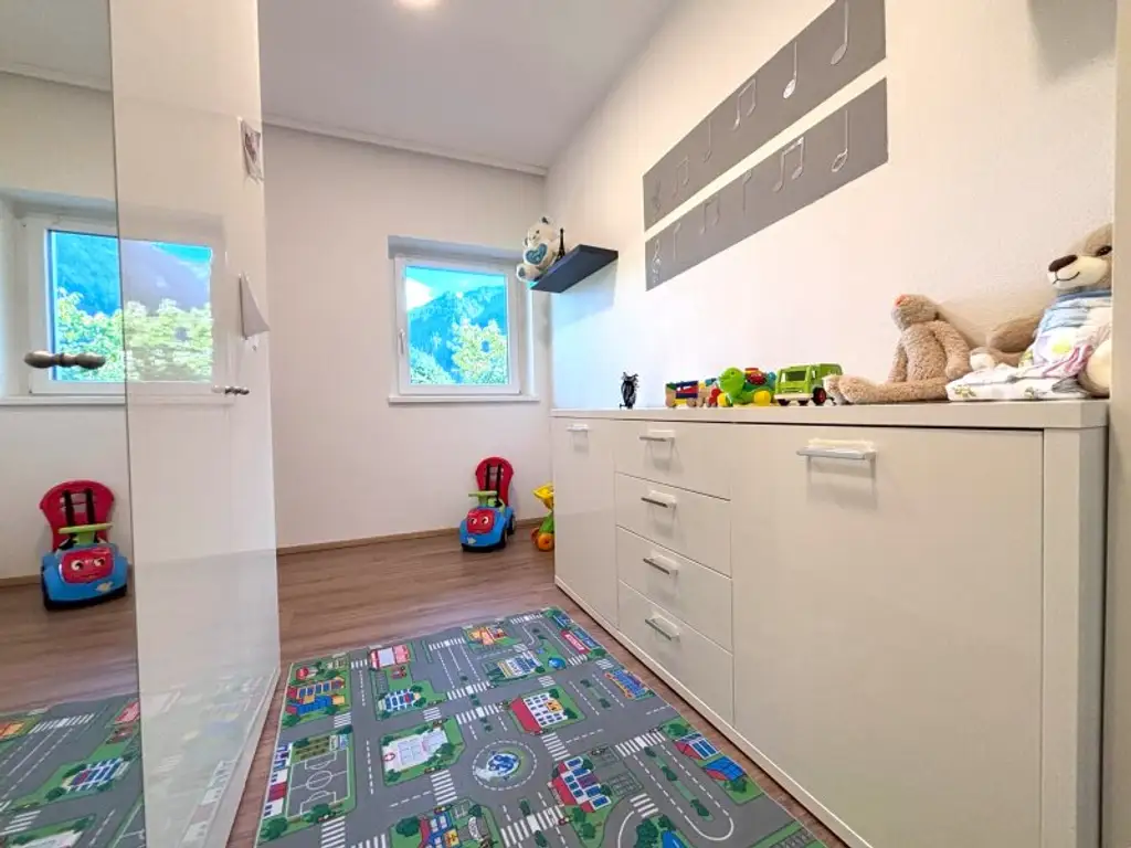 Schlitters: Kernsanierte Dachgeschosswohnung mit Südbalkon, Garten und traumhafter Aussicht