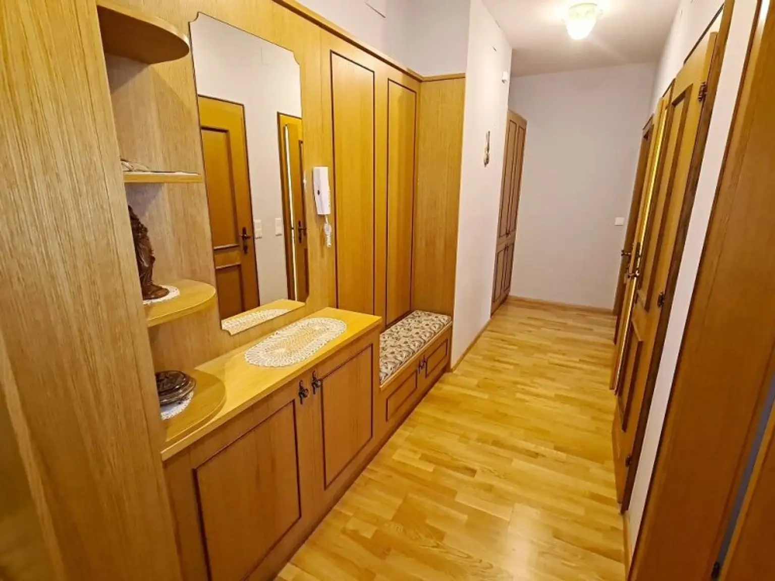 FAMILIENHIT, ENKPLATZ, gepflegte 113 m2 Neubau mit Loggia, 4 Zimmer, Küche, 2 Bäder, teilmöbliert, 3. Liftstock, U3-Nähe