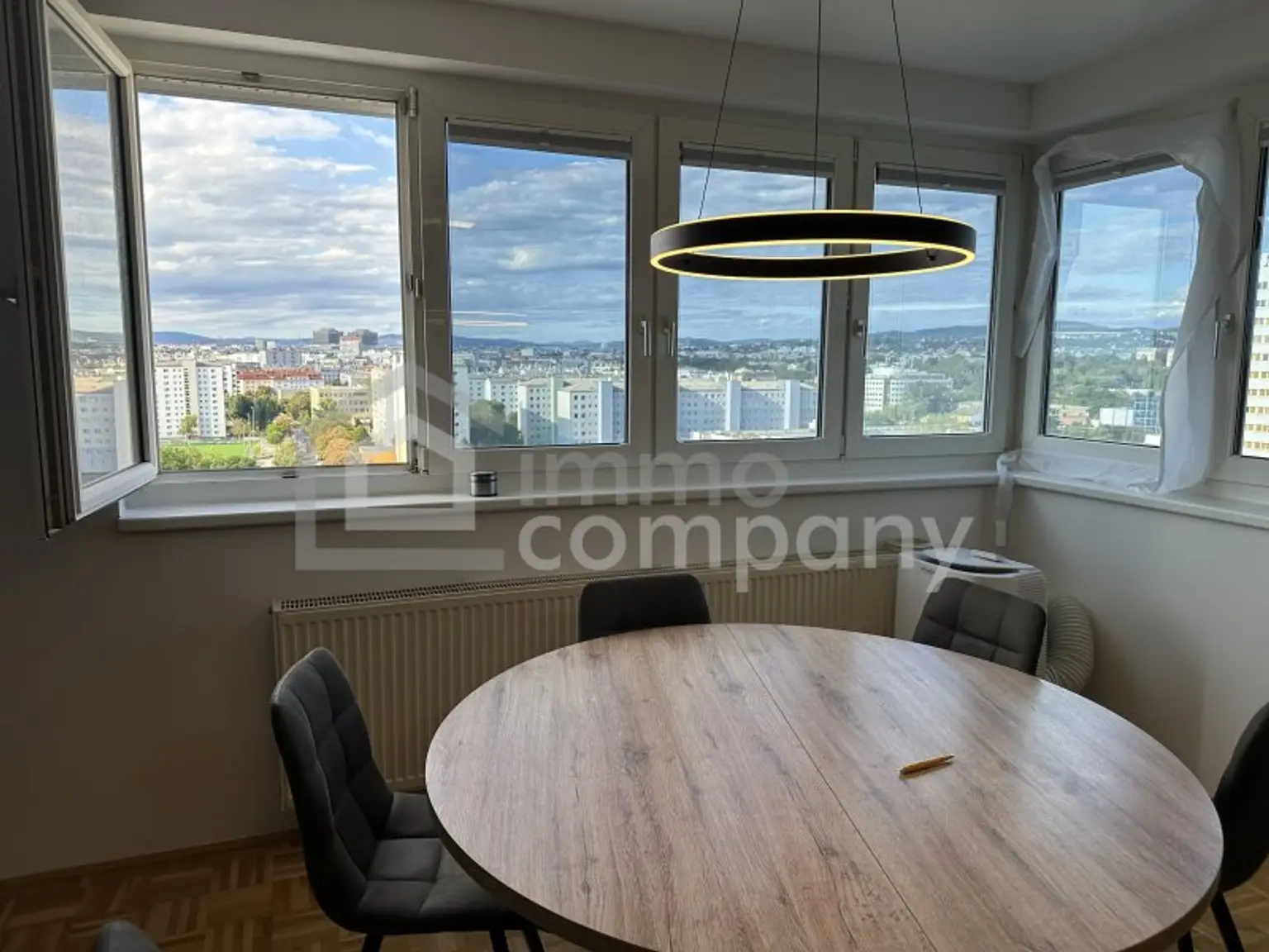 Skyline-Living im 20. Bezirk – 13. Stock, Panoramablick & Garage“