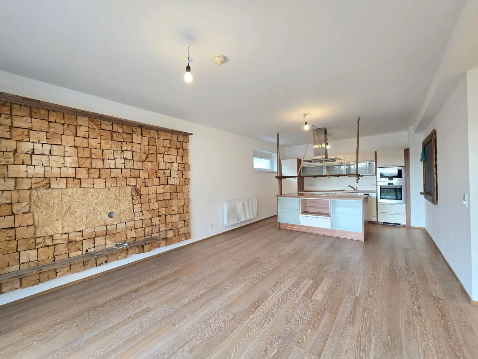 modernes Wohnzimmer mit möblierter Küche