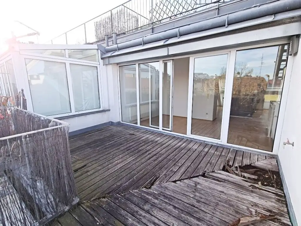 TERRASSENHIT, DACHGESCHOSS, 138 m2 Maisonette mit 45 m2 Terrasse, 3 Zimmer, Wohnküche, Wannenbad, Rembrandtstraße