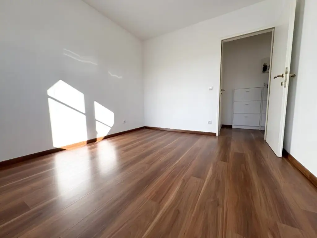 Ruhige 2-Zimmer Wohnung mit Grünblick, Terrasse + 2 Garagenplätzen