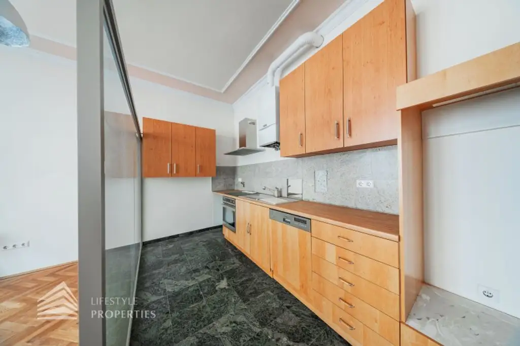 Charmante 3-Zimmer Altbauwohnung mit Loggia, Nähe Volksoper