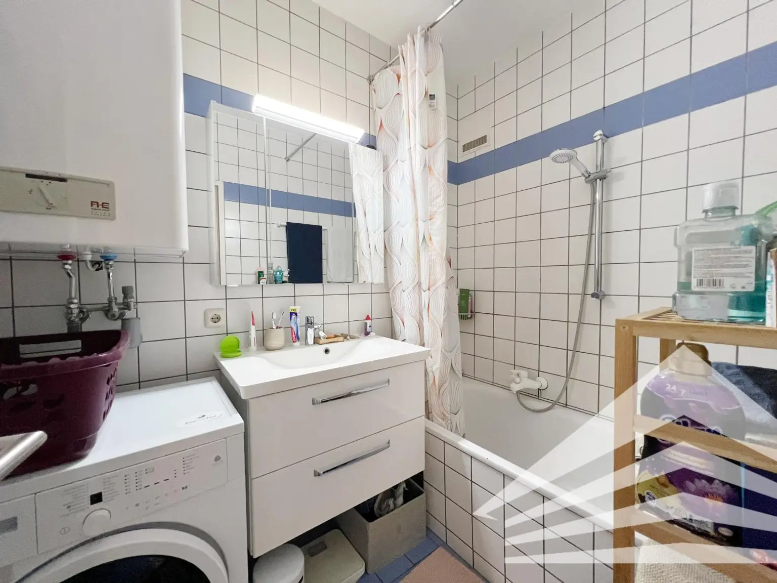 Gut aufgeteilte 3-Zimmer Wohnung mit Innenhof-Loggia und Küche!