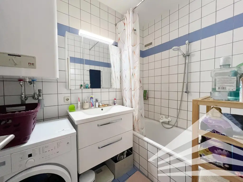 Gut aufgeteilte 3-Zimmer Wohnung mit Innenhof-Loggia und Küche!